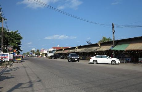 Nuan Thip Market