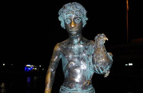 Sculpture Chik and Chicken