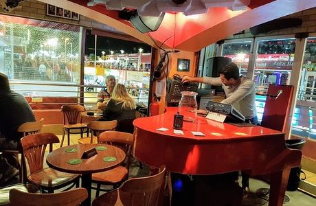 Black & White Pianobar