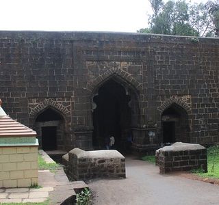 Teen Darwaza