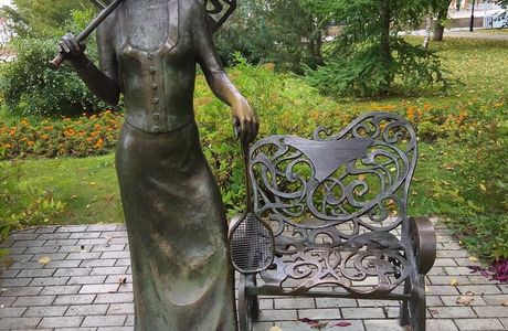 Sculpture the Lady with the Racket
