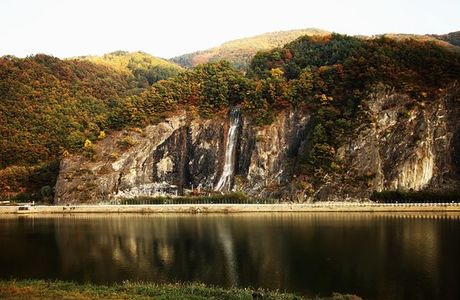 Yangbaek Waterfall