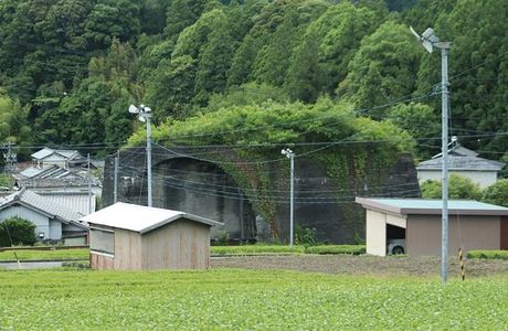 Nihonichi Mijikai Tunnel