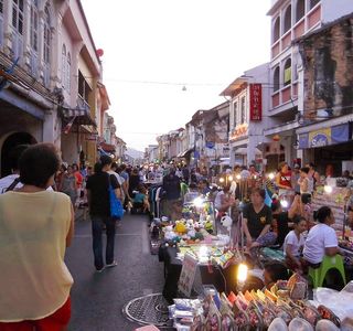 Sunday Walking Street Market (Lard Yai)