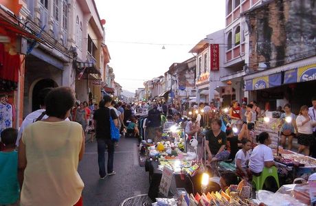Sunday Walking Street Market (Lard Yai)