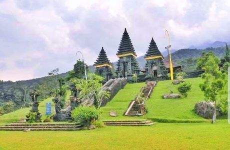 Pura Parahyangan Agung Taman Sari Gunung Salak