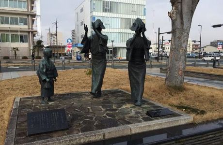 Statues at Fukuchiyamadori