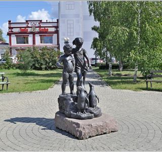 Sculpture Children Nursing Penguins