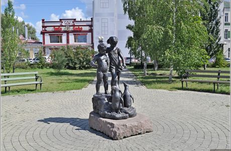 Sculpture Children Nursing Penguins