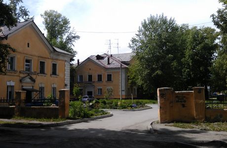 Residential House and Yard Alisa