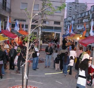 Antique & Collectors Weekly Market