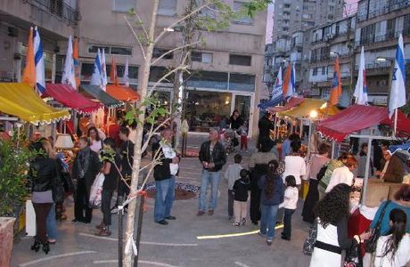 Antique & Collectors Weekly Market