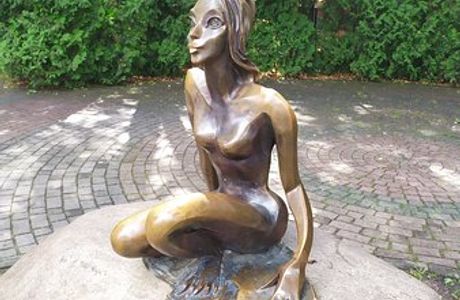 Sculpture Tsarevna-Lyagushka