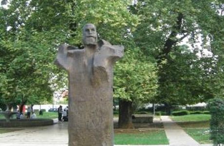 Fan Noli statue