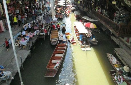 Wat Lam Phaya Floating Market