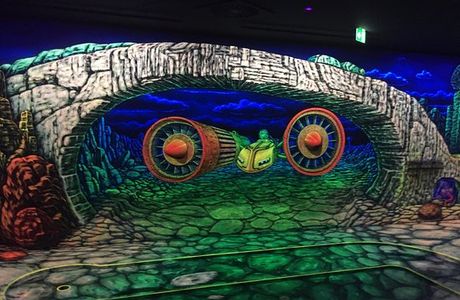 Glowing Rooms 3D Schwarzlicht Minigolf