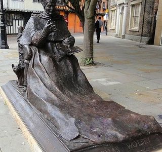 Cardinal Thomas Wolsey statue