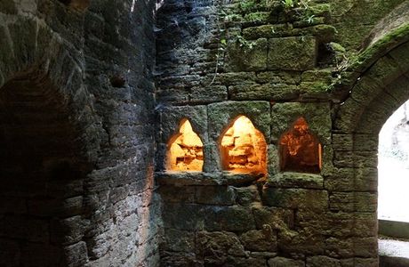 Troglodytes & Sarcophages