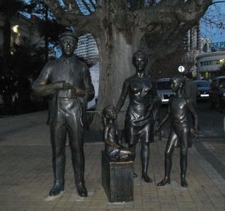 Monument to the Characters of Movie Brilliantovaya Ruka