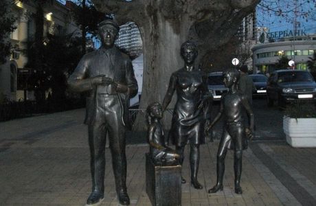 Monument to the Characters of Movie Brilliantovaya Ruka
