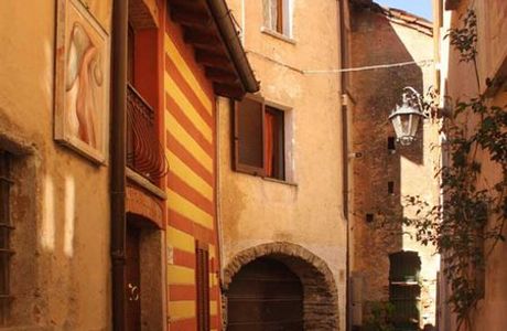 Borgo Dipinto Di Runo