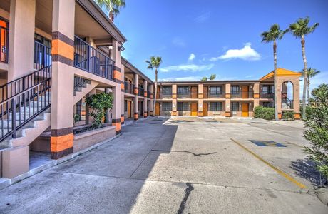 Club Pelican West