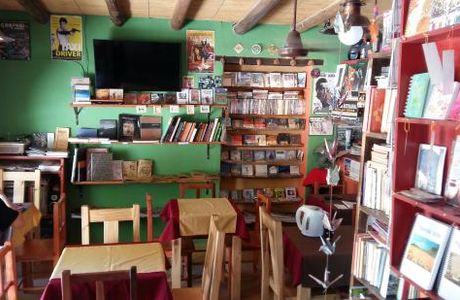 Punto y Coma Libros Café Musica