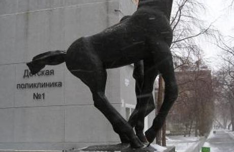 Sculpture Bathing of Red Horse