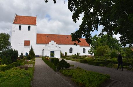 Landet Kirke og kirkegaard