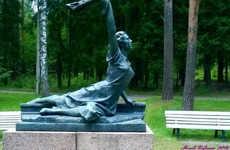 Monument to Raymonde Dien