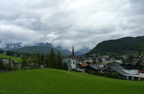 Kreuzweg mit Steinkreis