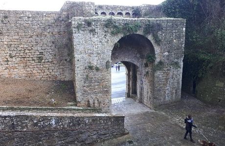 Porta e Fonte di Docciola