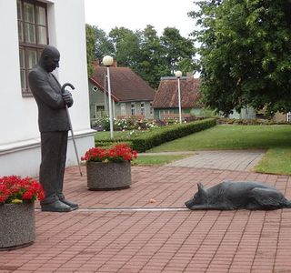 Town Hall and monument to the mayor August Maramaa