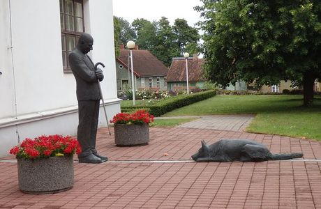 Town Hall and monument to the mayor August Maramaa
