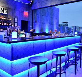 Bar moon