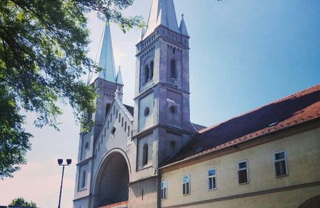 Franjevacki Samostan I Rkt. Crkva Pohodenja Marijina