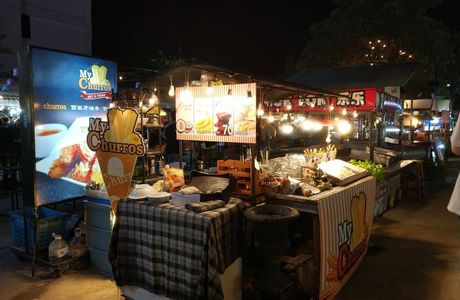 Ploen Ruedee Night Market