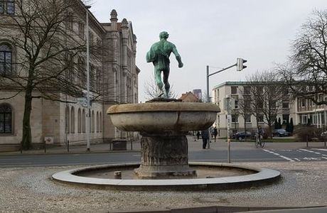 Statyn ''Kvinnan Vid Brunnen''