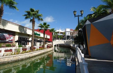 La Isla Shopping Village