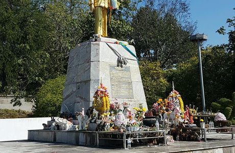 Phaya Singhanat Racha Statue