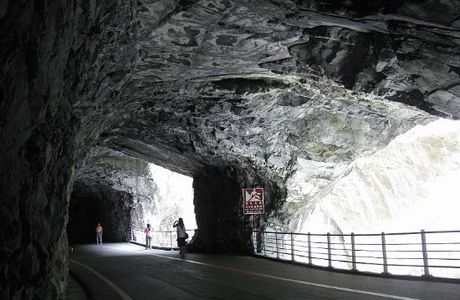 Tunnel of Nine Turns Trail