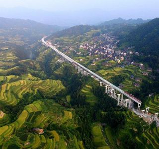 LiangShan YiZu ZiZhiZhou XiChangShi ShangYe BuXingJie (DaDa GouWu GuangChang DongBei)