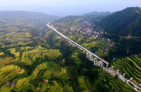 LiangShan YiZu ZiZhiZhou XiChangShi ShangYe BuXingJie (DaDa GouWu GuangChang DongBei)