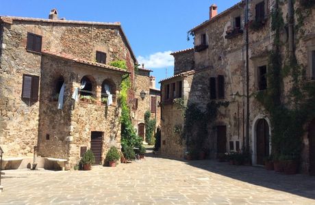 Castello degli Acquaviva .