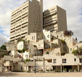 Groupe d'enfants avec bélier