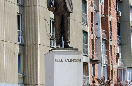 Bill Clinton Statue