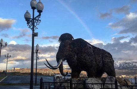 Mammoth Sculpture, Vremya