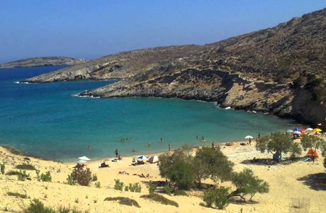 Karvounolakos Beach