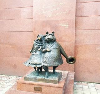 Sculpture Walking Dogs