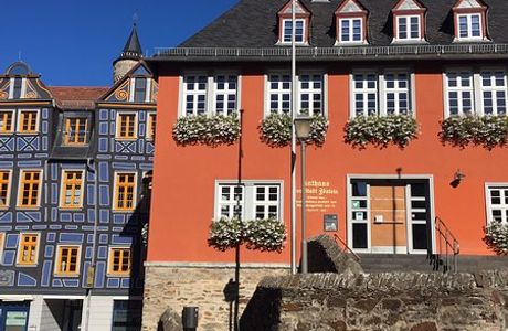 Schiefes Haus